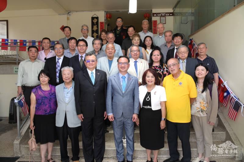 僑委會副委員長阮昭雄 (前排中) 、駐芝加哥辦事處處長類延峰與芝加哥中華會館團隊合影