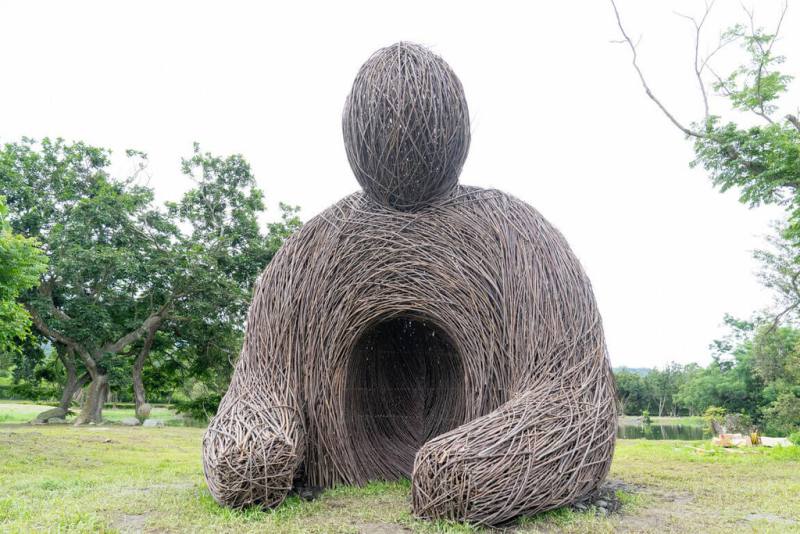 2025縱谷大地藝術季開跑，12件地景藝術裝置各自落腳花東縱谷秘境，等待遊客造訪。圖為韓國藝術家Lee Seongung作品「回憶（Memories）」，以台東果園內棄置的樹枝為主要素材。（農村發展及水土保持署台東分署提供）