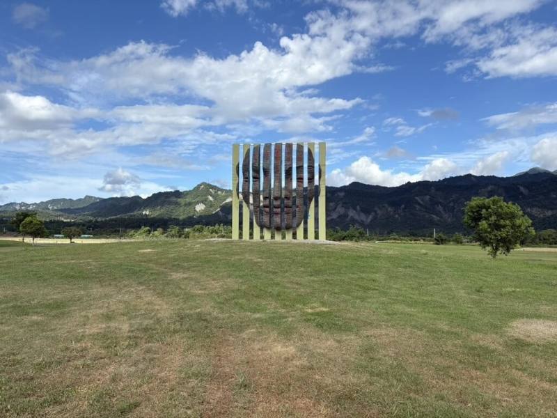 2025縱谷大地藝術季開跑，12件地景藝術作品中，包含由台東大學美術產業學系師生與南非藝術家史密特（Anton Smit）共創打造、高達4.5公尺的作品「蝕幻空間（Eroded Illusionistic Space）」。（農村發展及水土保持署台東分署提供）