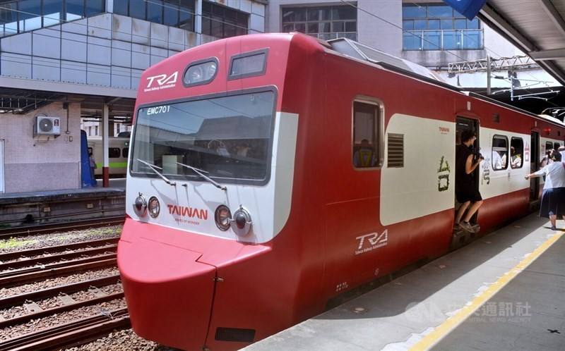 The EMU700 train, now in service with its new “BiBiBiBi” reddish livery, stops at Shulin Station in New Taipei on Friday. CNA photo July 4, 2025