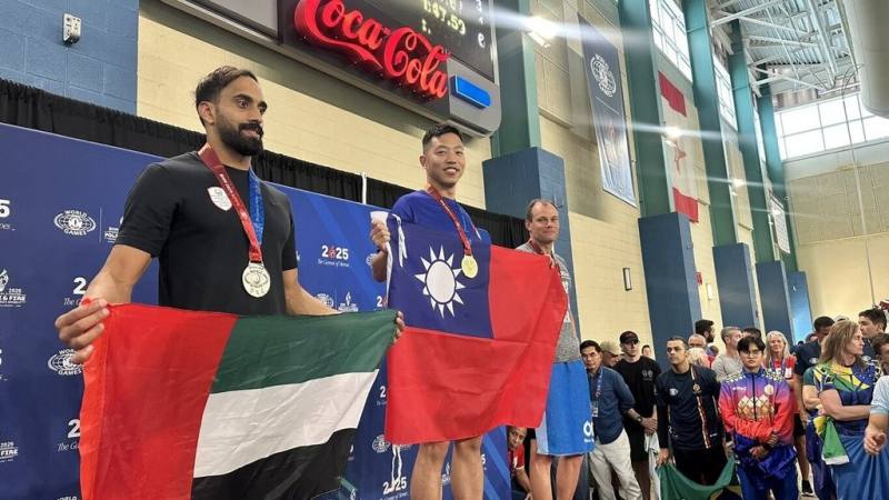 2025世界警察消防運動會賽事進入第5天，台灣消防代表隊再斬獲2金2銀2銅佳績，其中消防署港務消防大隊陳信樺（中）在「死亡之組」男子50公尺蛙式，以29.81秒奪金。（消防署提供）