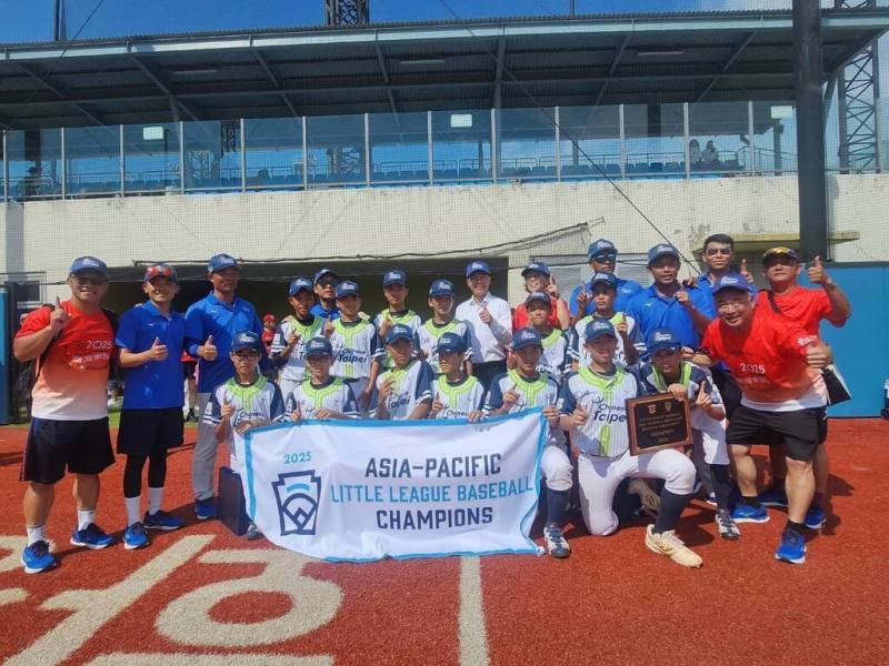 台北市東園國小棒球隊代表台灣參加LLB少棒亞太區資格賽，7月3日以2比0擊敗韓國奪冠。（駐韓代表部提供）