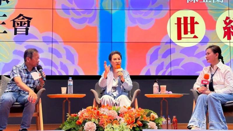 國寶級歌仔戲名家楊麗花（中）4日現身淡江大學舉辦的「全國台灣文學營」，與戲曲學者林茂賢（左）、金鐘影帝陳亞蘭（右）對談交流，吸引數百名學員聽講。（印刻文學提供）