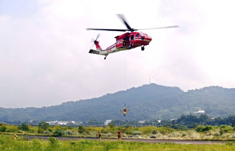 林業及自然保育署嘉義分署攜手內政部空中勤務總隊共同舉辦陸空聯合搶救森林火災吊掛訓練，演練直升機繩索垂降及水袋搬運等操作項目，未雨綢繆強化火場應變技術。（嘉義分署提供）