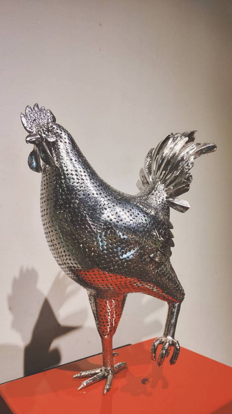 #賴銘傳#嘉義縣#嘉義縣表演藝術中心
嘉義鐵孩子賴銘傳十週年特展即日起至7月20日於嘉義縣梅嶺美術館舉行，展出近百件雕塑及戶外裝置作品，其中以鐵焊出擬真的動物造型是藝術家賴銘傳的特色。（嘉義縣表藝中心提供）