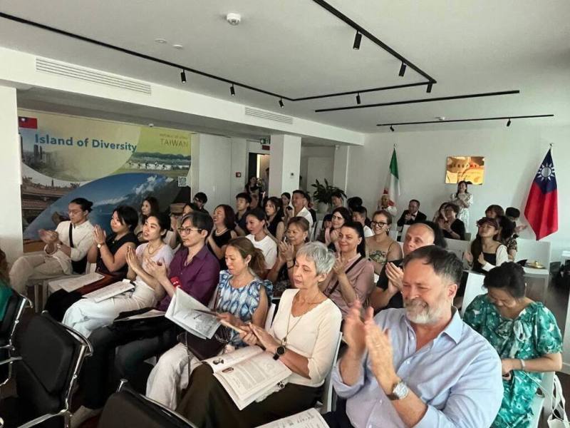 「2025禧年台義文化交流美聲巡迴音樂會」3日在駐米蘭辦事處舉行最終場演出，許多國際友人、台僑出席。（駐米蘭辦事處提供）