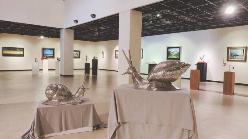 嘉義鐵孩子賴銘傳十週年特展即日起至7月20日於嘉義縣梅嶺美術館舉行，展品橫跨金屬雕塑、裝置藝術與繪畫作品。（嘉義縣表藝中心提供）