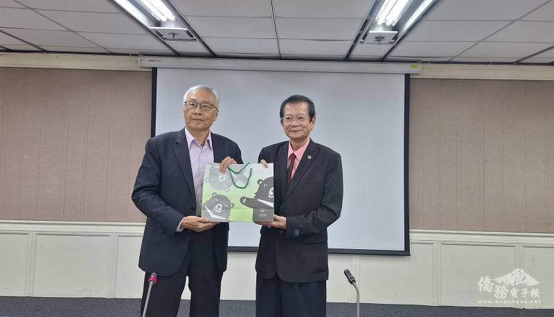 張良民(左)致贈僑委會紀念品，由陳鴻彰(右)代表團員接受