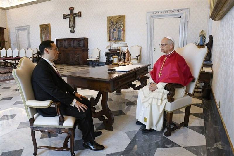 Anthony Ho (left) discusses a number of topics with Pope Leo XIV during Thursday’s meeting. Photo courtesy of the ROC Embassy in the Holy See