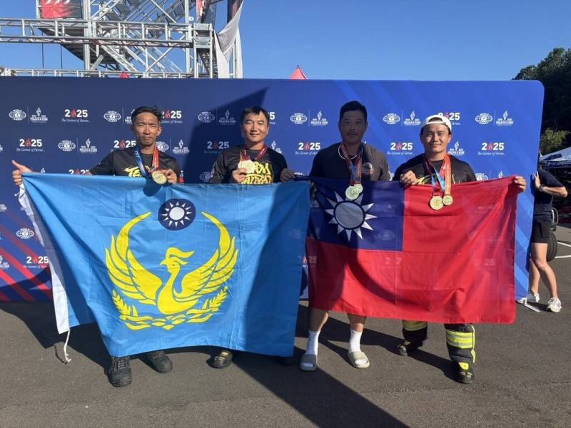 2025世界警察消防運動會首次與美國消防員挑戰賽聯合舉辦2合1賽事，選手除爭奪世界冠軍，也同步角逐美國區域賽冠軍，台灣隊代表黃順生（右起）、錢正叡、張溫宗、張英熙首次挑戰即寫下佳績，奪得「警消團體組世界冠軍」與「美國東南區區域冠軍」雙金牌。（消防署提供）