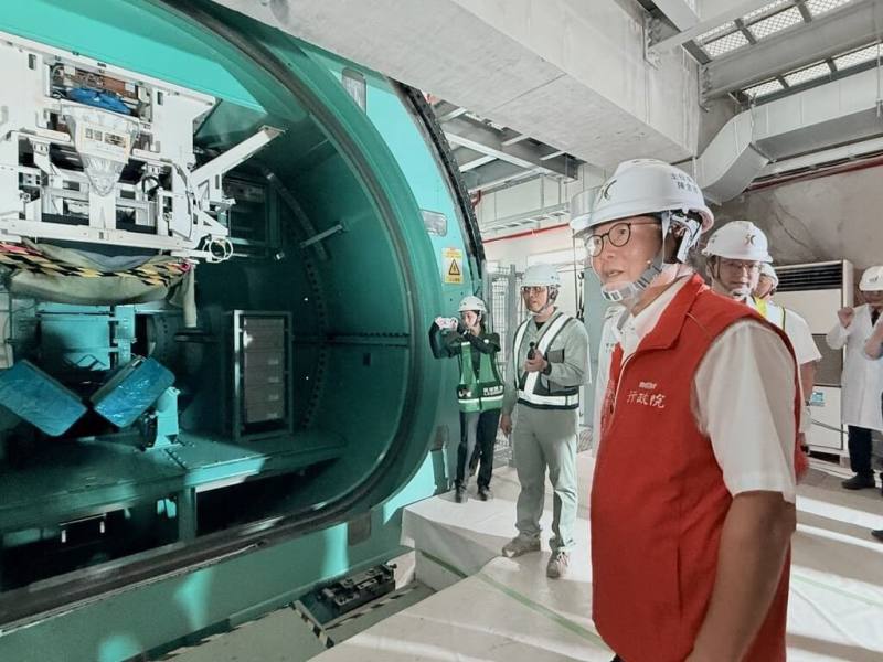 行政院政務委員陳金德4日視察台中榮總質子治療中心工程進度，要求應於民國115年2月如期完工，同年8月正式啟用營運。（工程會提供）