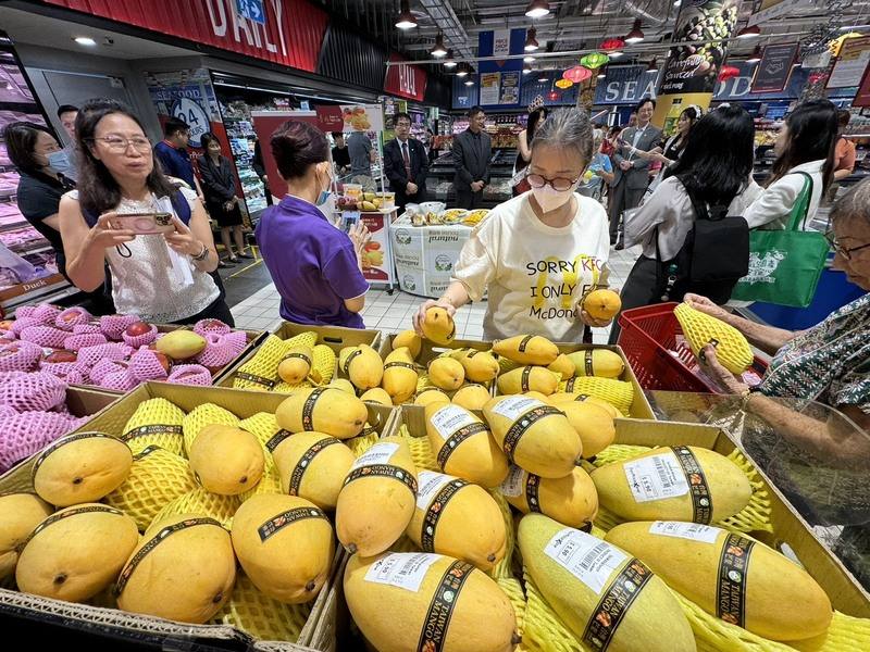 台南芒果新加坡推廣活動4日在新加坡連鎖超市登場，吸引眾多消費者搶購