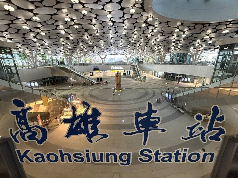 位於台鐵高雄車站中央下沉廣場的公共藝術裝置「聽蒸氣」，是一座能發聲、能演奏的「城市之琴」，不僅外觀吸睛，還可定時播放交織汽笛與鐘聲概念的樂曲