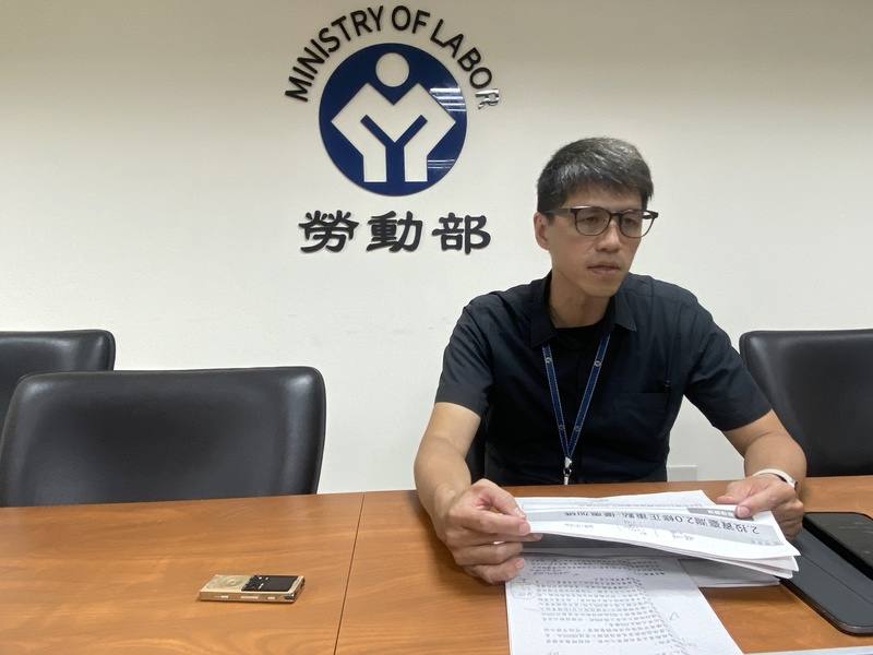 勞動部勞動力發展署跨國勞動力管理組組長蘇裕國（圖）3日指出，投資台灣3大方案實施後成效不錯，因此行政院再通過2.0方案，也提出新的促進投資優惠措施，盼創造優質國人就業機會並給予移工優惠