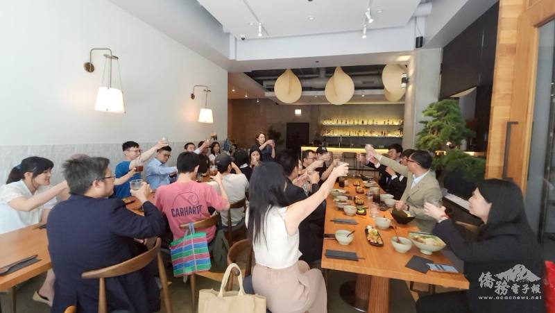 來賓舉杯共祝青商未來更好、臺灣更好