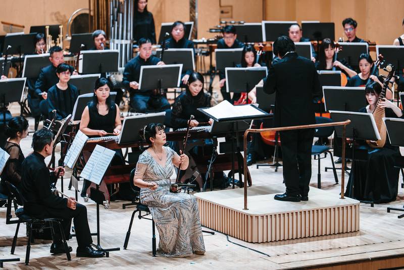 芬蘭米凱利藝術節2日由高雄市國樂團舉行壓軸音樂會，其中，樂團首席彭苙榳（中）演奏片段深情揪心，掌聲經久不息。（高市交提供，張簡承恩攝）