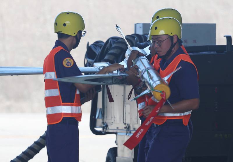 花蓮基地現場執行RF-5E偵察機與F-5F戰機的潛力掛載作業，地勤官兵於接獲命令後，在時限3分鐘內將2枚飛彈掛載於RF-5E偵察機機翼兩端