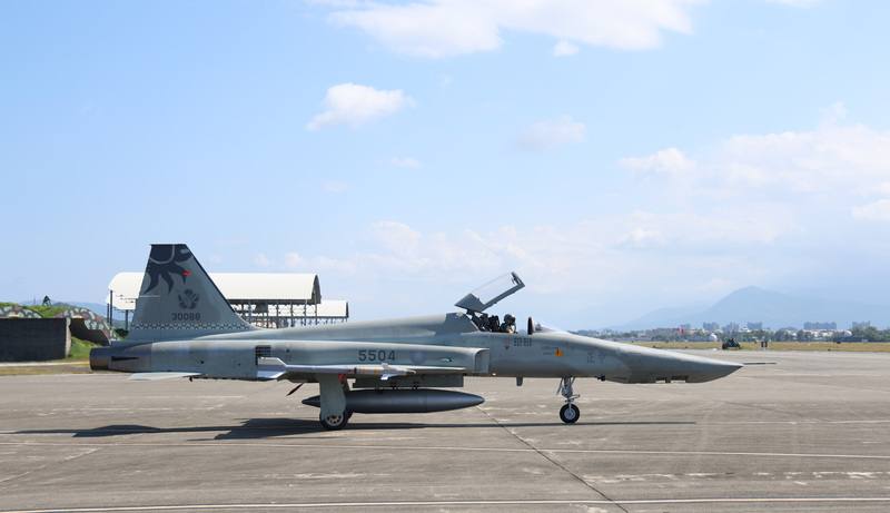 掛彈完成並執行各項檢查後，由飛行員執行RF-5E偵察機（圖）開車作業，將戰機滑出機庫