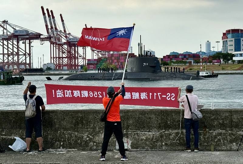 國造潛艦原型艦海鯤艦3日進行第3次海測，有民眾前往高雄港口高舉國旗與布條，並高喊口號加油