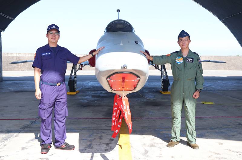 空軍4日為RF-5E偵察機舉辦除役典禮，空軍第五聯隊第12戰術偵察機隊中校分隊長傅鈜（右）與士官長機工長葉品聰（左）3日受訪，透露對於老戰友功臣身退感到非常不捨