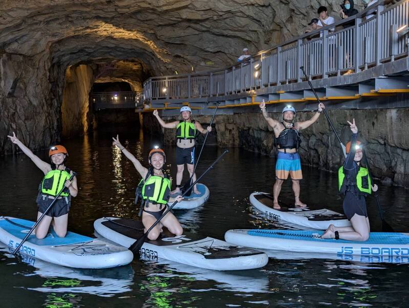 金門縣政府整修過去用作戰備的「漁村小艇坑道」，3日舉行啟用典禮；金門縣觀光處表示，坑道整修後，暑假將辦理坑道SUP立槳體驗活動，讓民眾能划行於昔日戰備坑道中