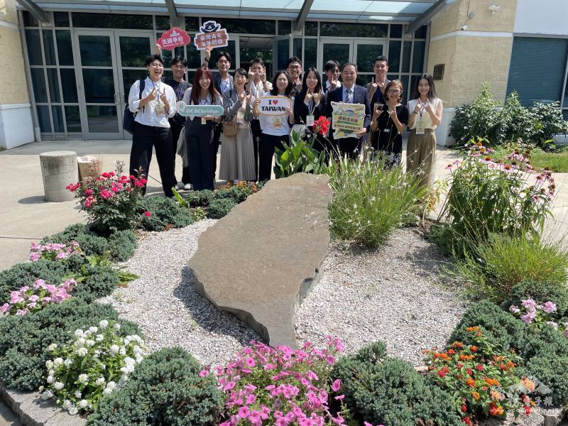 2025年搭僑計畫華府組飛抵華府首場活動由華府文教中心主任黃正杰(前排右三)及僑務委員黃美鳳(前排右二)接待