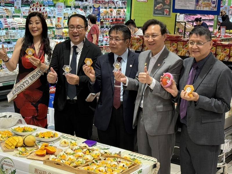 為推銷台南芒果，台南市長黃偉哲（左3）與駐新加坡代表童振源（右2）4日在新加坡出席推廣活動