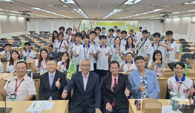 拜會活動大合照，僑委會副委員長張良民(前排左3)、僑生處處長張文華(前排左2)及泰國中華會館理事長陳鴻彰(前排右3)