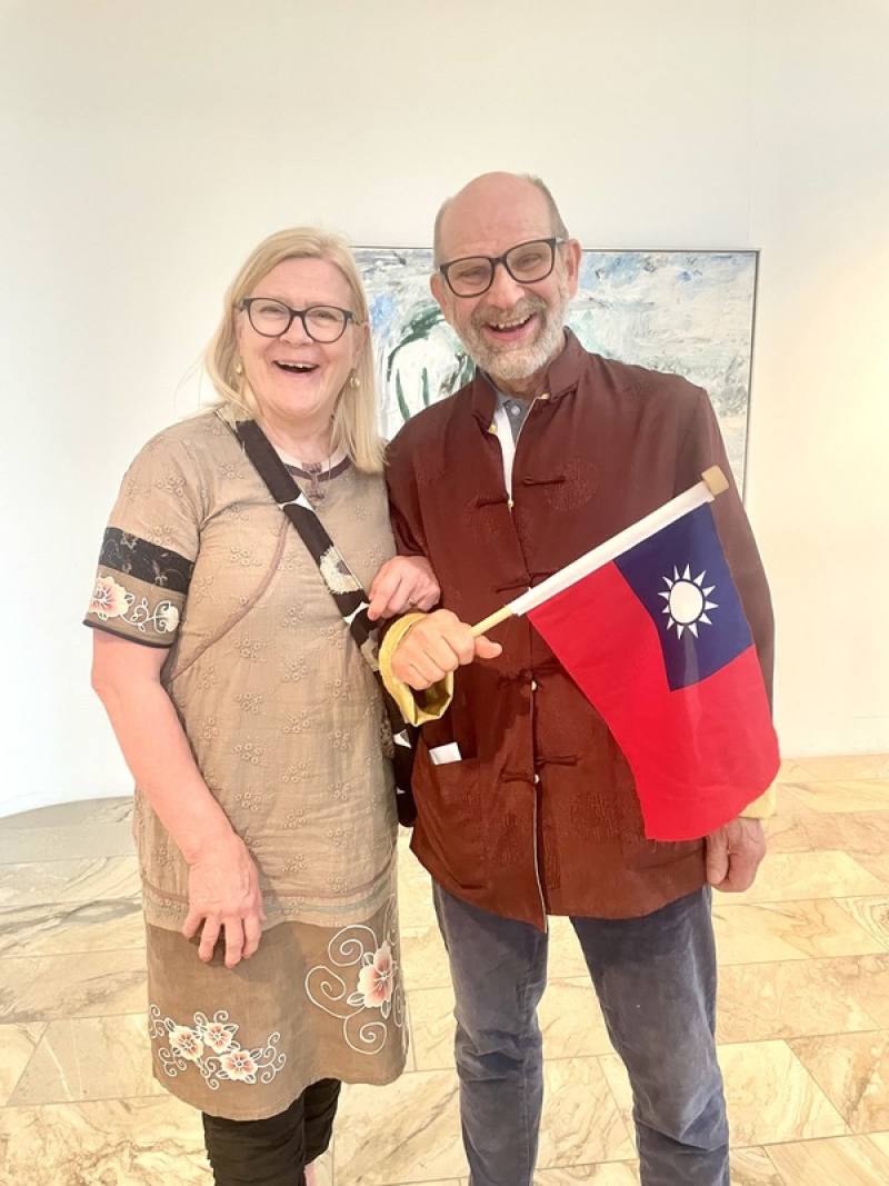 芬蘭米凱利藝術節2日由高雄市國樂團舉行壓軸音樂會，現場有芬蘭樂迷也是神父何侑霓（Jouni Heiskanen）（右）與妻子在樂團謝幕時揮動中華民國國旗，他說這場音樂會讓他想起了台灣的風與山。（高市交提供，張簡承恩攝）