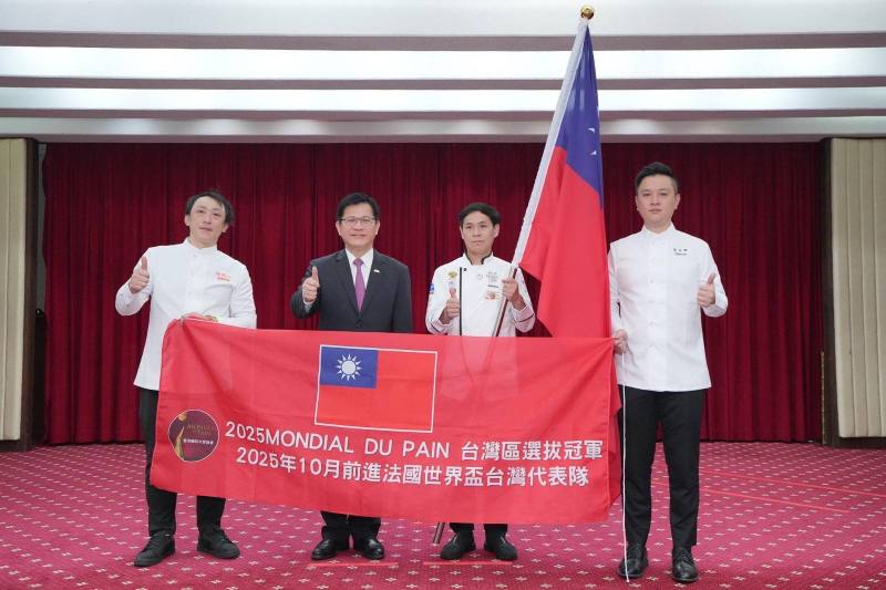 外交部長林佳龍與「2025世界麵包大賽」（Mondial du Pain）代表選手張世彬（右二）及隊職員合影