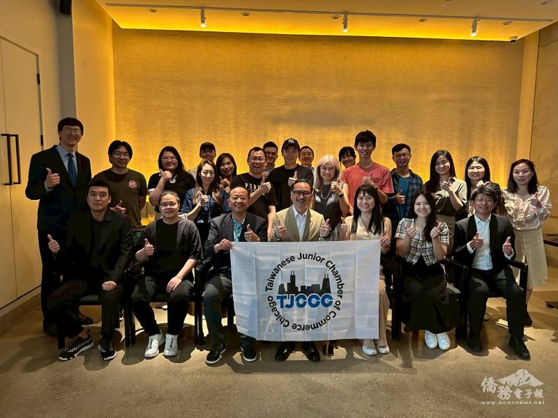 全體人員合影(前排左至右依序為芝加哥臺美商會青商部前會長杜孝風、芝加哥臺美商會青商部會長周廷倫、僑務諮詢委員李嘉展、僑委會副委員長阮昭雄、世界臺灣商會聯合總會青商會第12屆總會長黃聖家、北美洲臺灣商會聯合總會青商部第21屆總會長曾瑞瑜、文教中心主任蔡季穎)