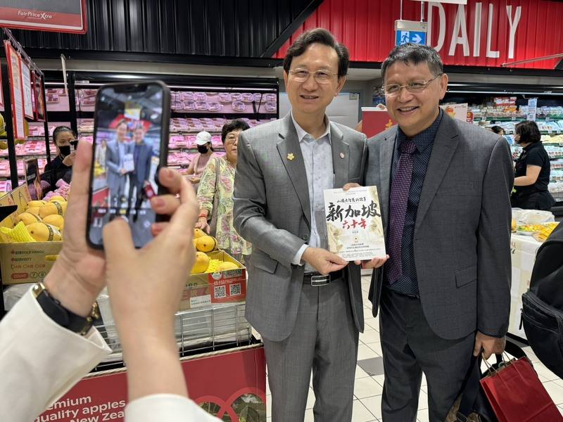 駐新加坡代表童振源（左）4日在新加坡出席台南芒果推廣活動，希望讓更多人知道台灣水果的美味
