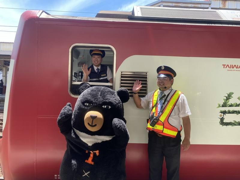 復刻日本觀光彩繪列車的「嗶嗶嗶嗶台灣號」4日在台鐵樹林車站首航，吉祥物喔熊與司機員、站務人員一起在列車前合影