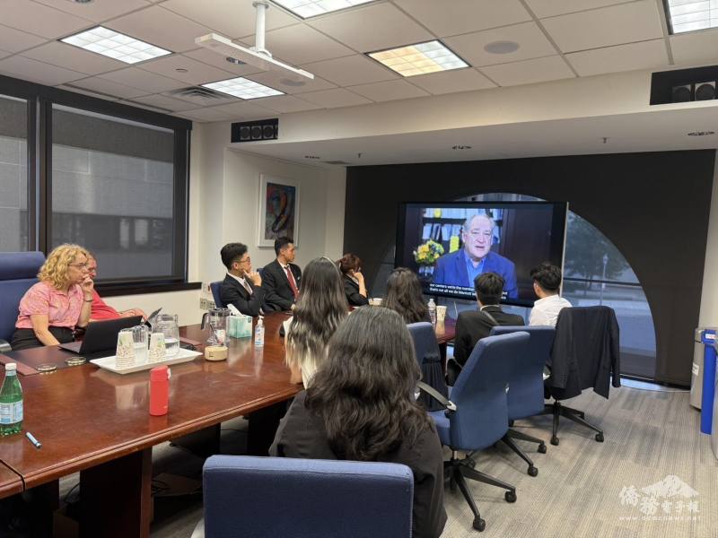 僑務顧問汪良元陪同搭僑學生參訪馬州蒙郡州長辦公室，由郡長特別助理Debbie Spielberg接待及導覽。