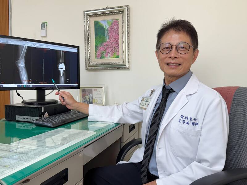 大甲李綜合醫院骨科醫師王芳英（圖）指出，82歲陳姓婦人左膝蓋因退化性關節炎、受損嚴重導致膝蓋變形，患者膝蓋手術後已經拉直