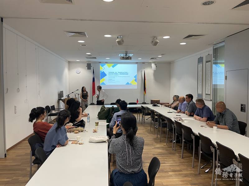 駐德國代表處大使謝志偉（前）開場致詞