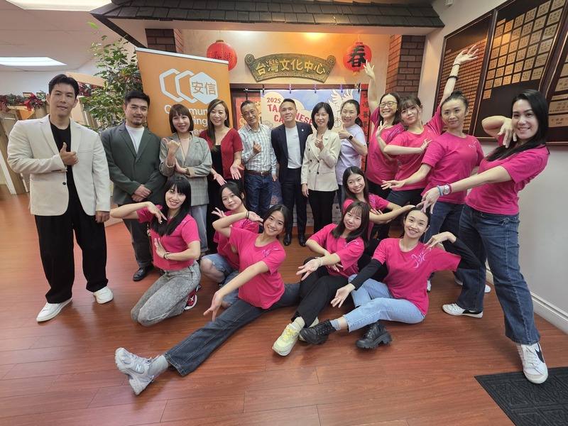 台加文化協會和僑委會4日舉辦歡迎會，為「三個人樂團」和「愛舞民族舞團」接風洗塵。加拿大台裔國會議員張瑋麟（Wade Chang，後排中穿黑色西裝外套）稱讚台灣年輕藝術家充滿了無限能量