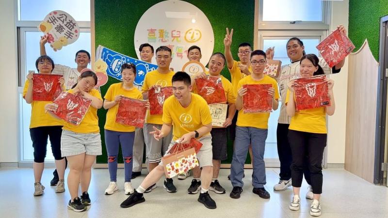 中華職棒味全龍隊近日由教練劉家豪（後左）帶領捕手群全浩瑋（後左2）、蔣少宏（後左3）、吉力吉撈．鞏冠（2排右）一同前往喜憨兒基金會做公益。（味全龍隊提供）