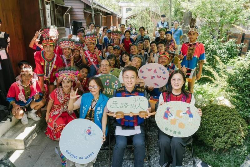 屏東縣牡丹鄉高士部落在莫拉克風災後成功發展林下經濟，並推動地方創生，農業部林保署3日舉行記者會，介紹屏東分署主辦的「djalan造路的人—牡丹鄉高士部落青年返鄉與保育之路」特展，即日起至8月10日，於林保署位在台北市金山南路的保育小站展出。（林保署提供）