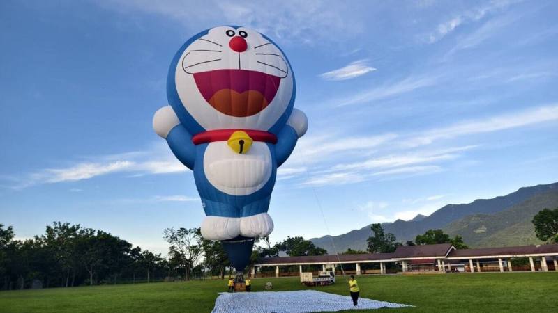 台東縣政府取得授權自製的哆啦A夢熱氣球，日前已悄悄迎回台東，並且多次選擇在偏鄉試展球，5日將於台東熱氣球嘉年華開幕時亮相。（民眾提供）