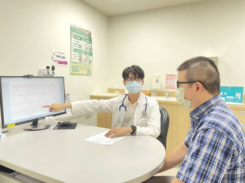 土城醫院家庭醫學科醫師林偉隆（左）強調，一旦出現胸悶、胸痛、呼吸急促等症狀，都可能與心血管疾病有關，務必及時就醫。（土城醫院提供）