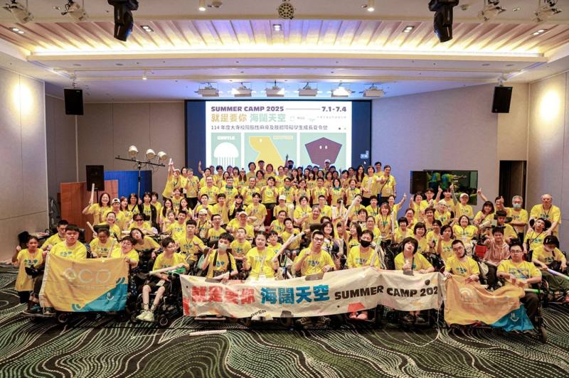 腦麻肢障夏令營晚會全體大合照