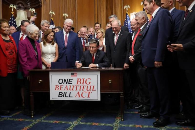 美國眾院議長強生3日簽署大而美法案。（路透社）
