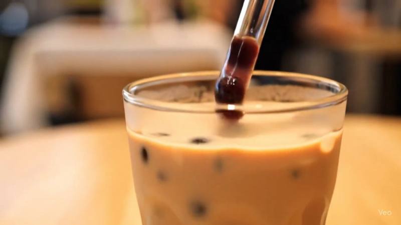 Google 宣布，旗下Veo 3人工智慧（AI）影片生成功能在台灣推出，只要用文字輸入指令，就能生成一段在微距鏡頭下的珍珠奶茶影片。（Google提供）