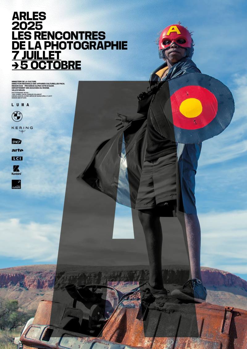 2025亞爾國際攝影節主視覺（Tony Albert, David Charles Collins et Kieran Lawson, Super-héros de Warakurna #1, 2017.）（亞爾國際攝影節提供）