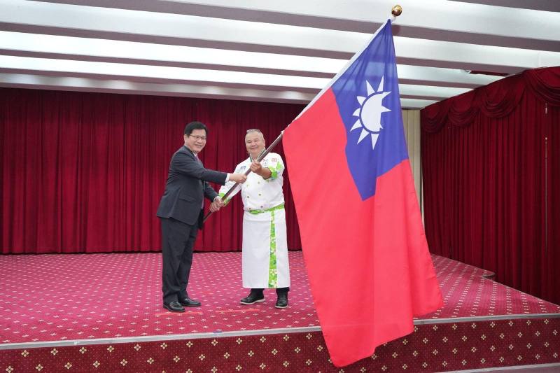 外交部長林佳龍授旗給代表隊駱進漢總領隊並為代表隊加油打氣