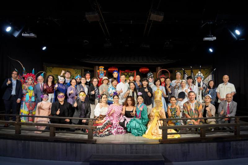 第2屆「CLAP傳奇夏日藝術節」5日登場，超過50場展演活動將在板橋放送所舉行，參與團隊與藝術家們4日在宣告記者會上齊聚合影。（當代傳奇文化藝術基金會提供）