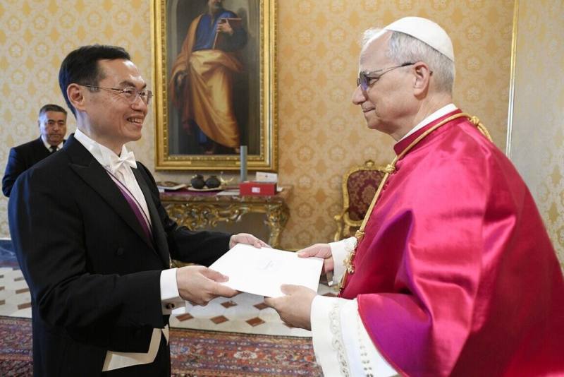 駐教廷大使賀忠義（左）3日向教宗良十四世（右）呈遞到任國書，教宗表示會為台灣的和平祈禱。（駐教廷大使館提供）