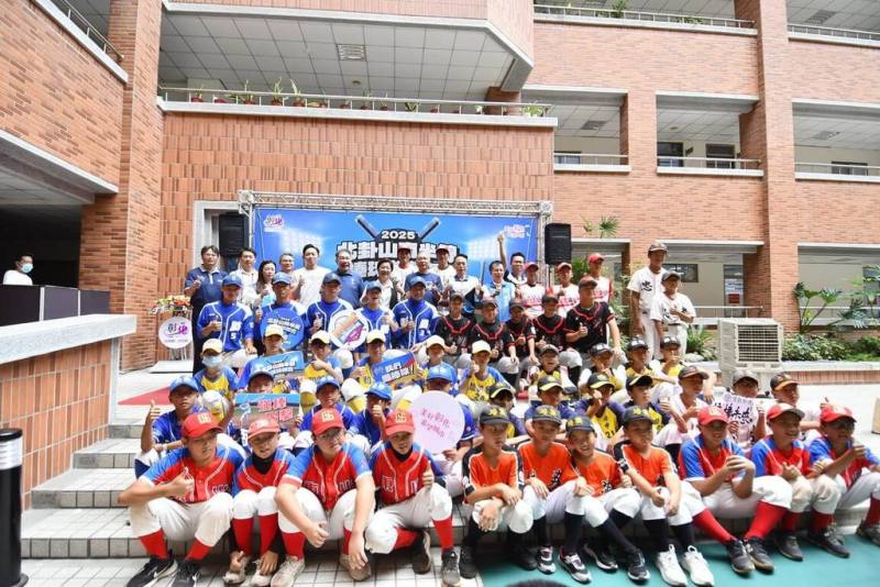 為推廣棒球運動，彰化縣政府舉辦半線盃社區少年棒球錦標賽及卦山盃全國少棒青少棒錦標賽，3日在彰化縣警察局中庭舉行記者會，邀全國民眾到彰化看棒球。（彰化縣政府提供）