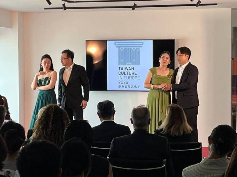 「2025禧年台義文化交流美聲巡迴音樂會」3日在駐米蘭辦事處舉行最終場演出，聲樂家耿立（右2）、趙方豪（左2）、劉夢潔（左1）、黃奕誠（右1）帶來精彩表演。（駐米蘭辦事處提供）